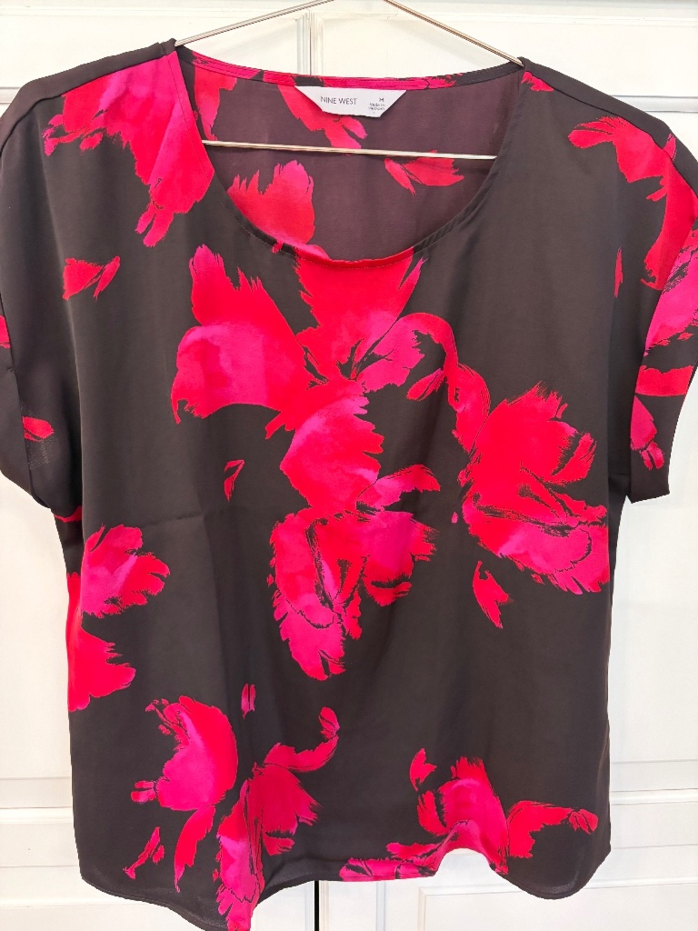 Women’s nine W. black and fuchsia floral short sleeve top size